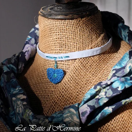 Ras de cou en coton alliant tissu bleu ciel uni, cœur en crochet bleu vif et per