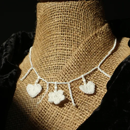 Collier alliant perles de rocaille de différentes tailles, formes et nuances de 