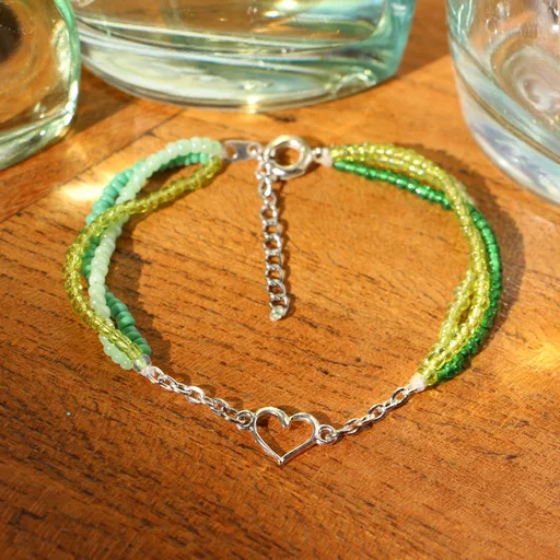 Bracelet en perles de rocaille de 6 nuances de vert différentes, agrémenté d’un 