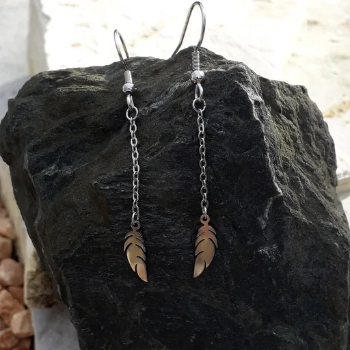 Paire de boucles d'oreilles légères avec pendentif en forme de plume sur chaîne