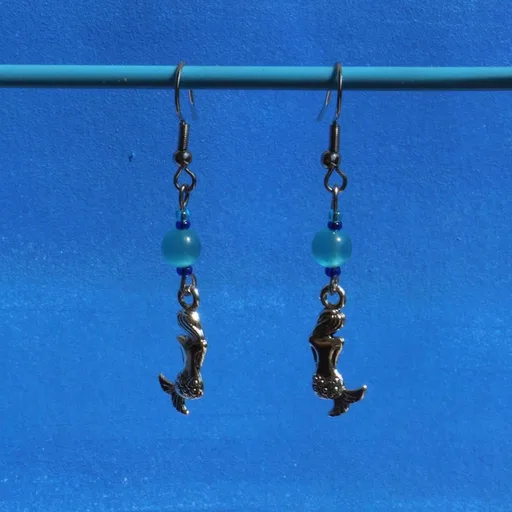 Paire de boucles d’oreilles avec pendentif en perles de rocaille bleues, perle e