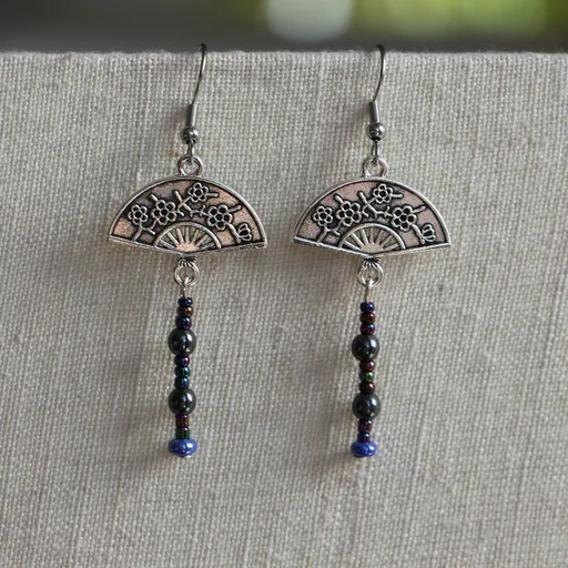 Paire de boucles d’oreilles avec pendentifs éventails en métal, perles de rocail