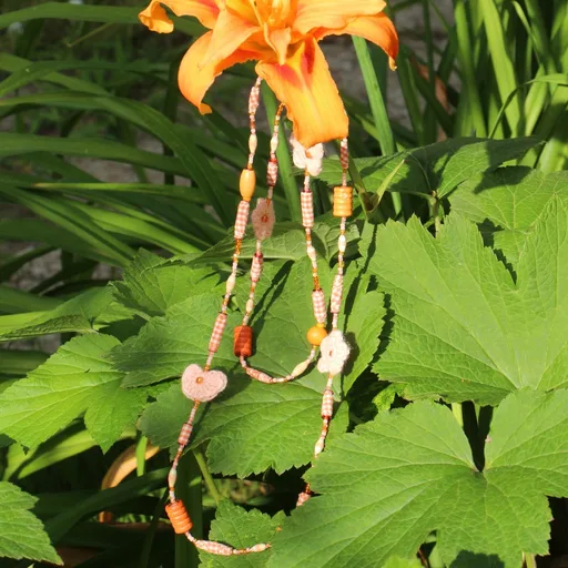 Sautoir dans les tons orangés en perles de rocaille, perles en bois, perles en p