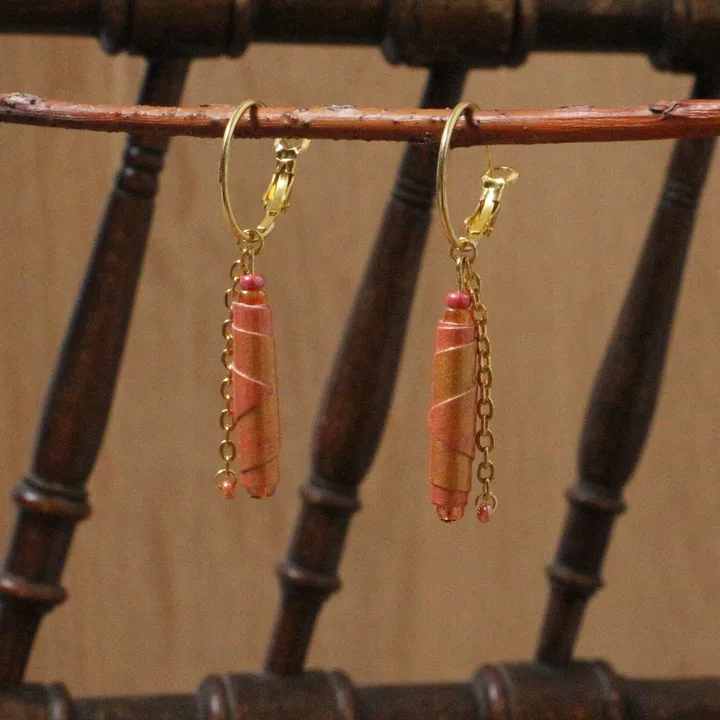 Paire de boucles d’oreilles en perles de rocaille dans les tons orangés, perles 