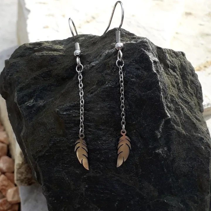 Paire de boucles d'oreilles légères avec pendentif en forme de plume sur chaîne