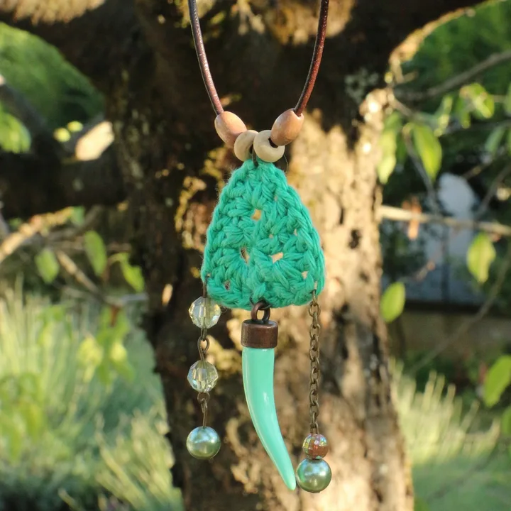 Collier en cuir brun avec perles en bois beiges et pendentif au crochet en coton