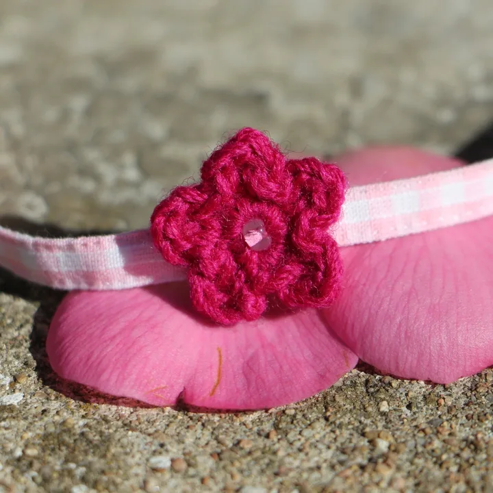 Bracelet en tissu vichy rose clair avec fleur au crochet fuchsia et perle de roc