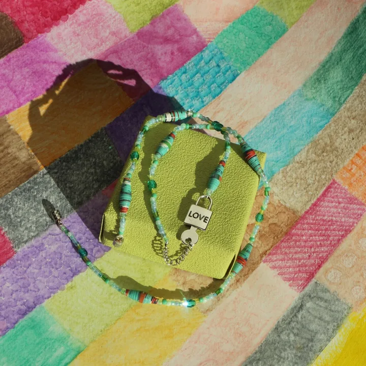 Collier multicolore en perles de rocaille de différentes formes et nuances de ve