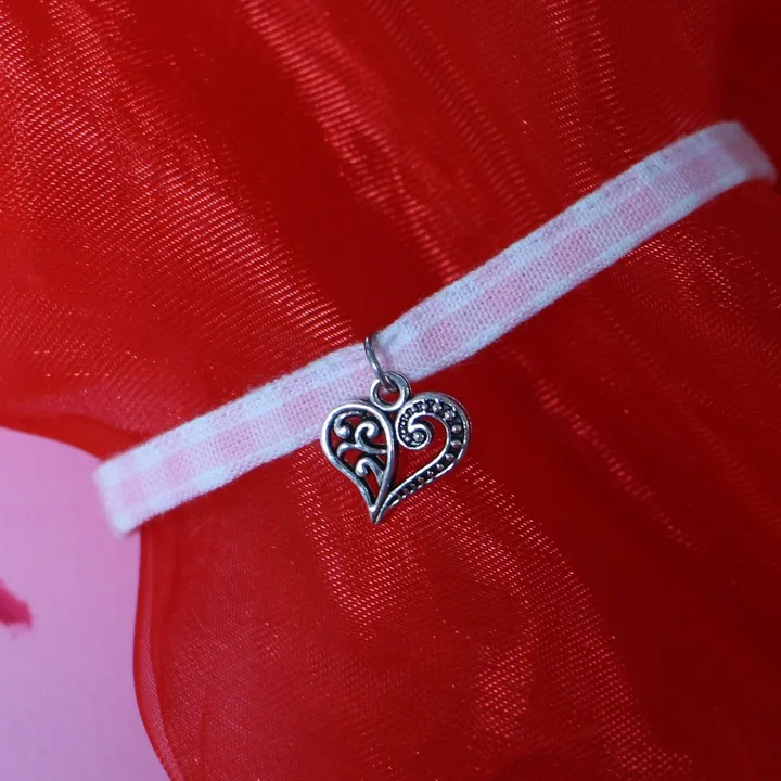 Bracelet en tissu vichy rose clair orné d'une breloque cœur en métal
